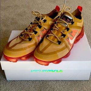 NIKE Vapormax Club Gold/Orange sz 9